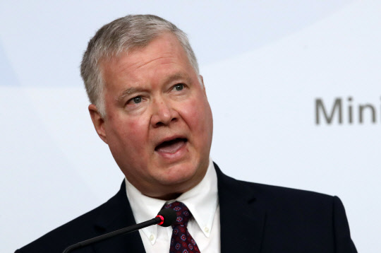 비건 약식 회견      (서울=연합뉴스) 서명곤 기자 =  스티븐 비건 미 국무부 특별대표가 16일 오전 서울 종로구 외교부 청사에서  이도훈 외교부 한반도평화교섭본부장과 북핵 수석대표협의를 가진 뒤 열린 약식 회견에서 발언을 하고 있다. 2019.12.16      seephoto@yna.co.kr  (끝)